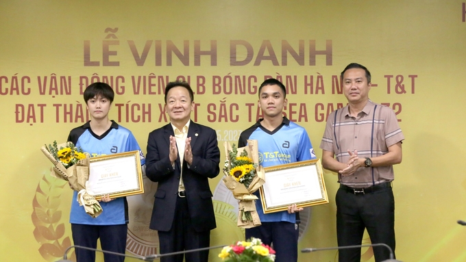 anh-3-160127_286.jpg Bầu Hiển thưởng lớn cho Mai Ngọc và Anh Hoàng sau tấm huy chương vàng SEA Games 32. Ảnh: T&T.