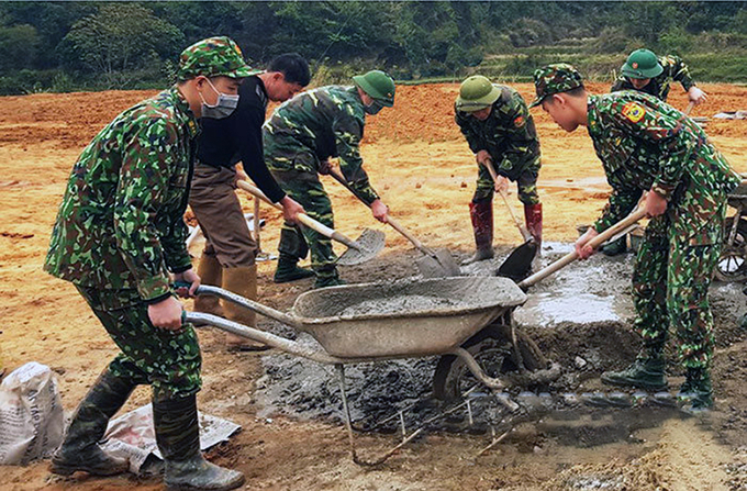 thanh-loa-171944_302.jpg Cán bộ, chiến sĩ Đồn Biên phòng Thanh Lòa giúp dân làm đường và các công trình dân sinh.