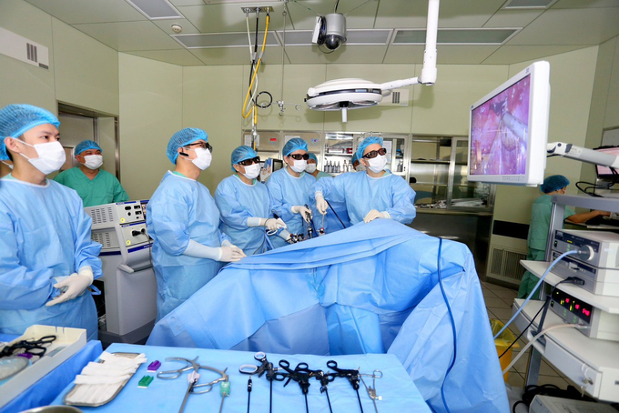 z4830465939937_f3d44b55c299a515fb45d0b187fefb94-155745_653.jpg Ê - kíp phẫu thuật của Bệnh viện Trung ương Huế thực hiện kỹ thuật hiện đại. Ảnh: BVH.