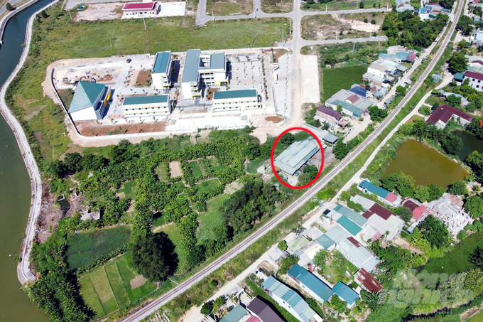 Built and put into operation nearly 30 years ago, the centralized slaughterhouse in Ward 1 is now located in the middle of a residential area, close to a school. Photo: Vo Dung.