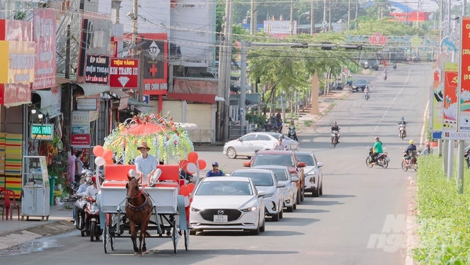 Hình ảnh mộc mạc rước dâu bằng xe ngựa đã làm xôn xao cả một vùng quê, mở ra hướng đi mới làm kinh tế của người dân biên giới nơi đây. Ảnh: NVCC.