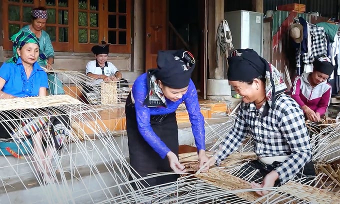 Sau 3 tháng theo học, các học viên đã có thể nhận đơn hàng về nhà và kiếm thêm thu nhập. Ảnh: Phạm Huy.