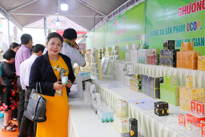 anh-3-140831_180-140832.jpg An Giang đặt mục tiêu đến 2025, phấn đấu có thêm 170 sản phẩm OCOP được công nhận đạt 3 sao trở lên, trong đó 10 sản phẩm OCOP đạt 5 sao cấp quốc gia. Ảnh: Lê Hoàng Vũ.