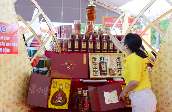 Có khoảng 190 sản phẩm từ hàng chục doanh nghiệp, hợp tác xã, làng nghề của 23 tỉnh, thành phố trên cả nước được trưng bày, giới thiệu đến du khách. Ảnh: Minh Hậu.