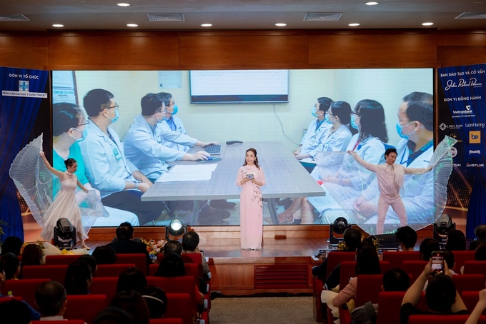 cac-thi-sinh-da-mang-den-cac-tiet-muc-du-thi-vo-cung-dac-sac-the-hien-su-hieu-biet-lan-toa-niem-tu-hao-ve-y-hieu-umc-170908_141.jpg Một trong các tiết mục dự thi 'Én vàng UMC' trong đêm Chung kết.