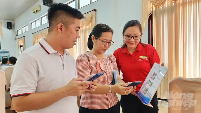 nang-cao-nang-luc-cho-giang-vien-chuyen-doi-so-cong-dong-151149_508-151150.jpeg Các cán bộ kỹ thuật ngành nông nghiệp TP Cần Thơ trải nghiệm các nền tảng số phục vụ cho công tác tại cơ sở. Ảnh: Kim Anh.
