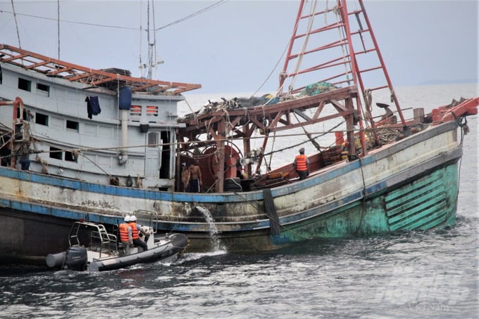 The Fisheries Surveillance forces carried out inspections on 498 fishing vessels in the Southwestern coastal region. Photo: Trung Chanh.