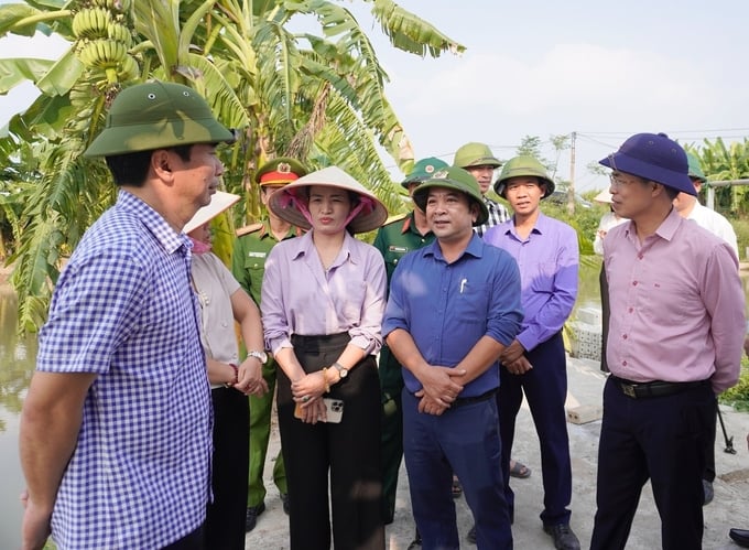 Lãnh đạo Sở NN-PTNT tỉnh Hải Dương và huyện Thanh Hà thăm mô hình chuyển đổi sang sản xuất hữu cơ ở khu khai thác rươi, cáy tự nhiên sau cống Đa Vang, xã An Thanh (huyện Tứ Kỳ, Hải Dương). Ảnh: Hồng Thắm.