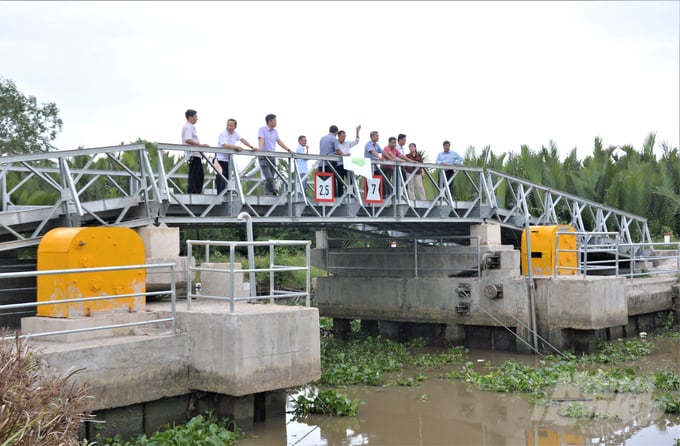 The Blue Dragon program has trained many students with basic knowledge in asset management, operation and maintenance of irrigation works, dikes, and rural clean water. Photo: Trung Chanh.