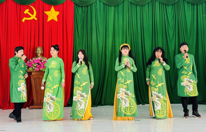 Đoàn văn nghệ Tình ca Bắc Sơn biểu diễn các tiết mục đem đến cho bà con dự hội thảo những giây phút thật thoải mái. Ảnh: Minh Đảm.