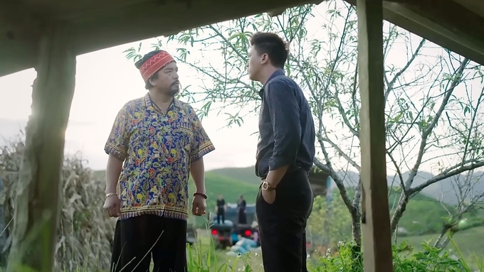 phim-cuoc-chien-khong-gioi-tuyen-tap-39-vtv1-1-174115_995.jpg Đoàn thúc dục ông Hề chuyển hàng. Ảnh chụp màn hình