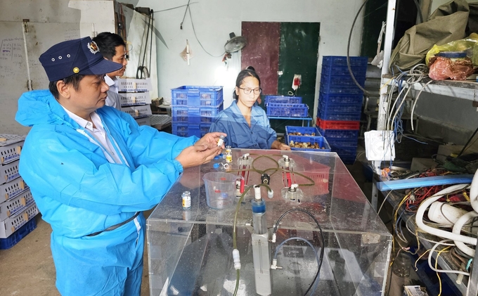 z4854507774029_03516290135c50375509002412378169-184239_150.jpg Dùng công nghệ phun hóa chất phòng bệnh cho đàn gà giống trước khi xuất bán, đảm bảo kiểm soát dịch bệnh an toàn. Ảnh: T. Phùng.