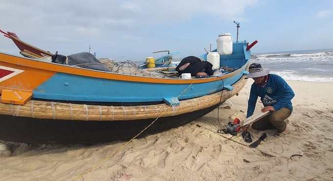 z4857462567428_0810b22e1033d65c017b992b73c3ec56-160815_552.jpg Có nguồn vốn vay ưu đãi, ngư dân vùng biển bãi ngang mua sắm ngư lưới cụ, nâng cấp thuyền để ra khơi. Ảnh: T.Phùng.