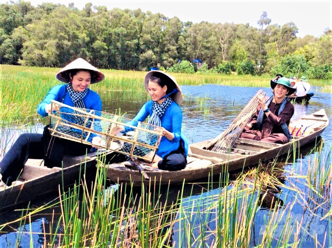 Du lịch sinh thái rừng tràm Trà Sư thu hút du khách với sự dân dã như đi lại bằng xuồng ba lá, bắt cá đồng tự nhiên và thưởng thức các đặc sản địa phương. Ảnh: Hoàng Vũ.