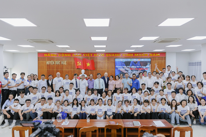 Opening ceremony of the 'Rabies vaccination for the community' campaign in Duc Hue district, Long An.