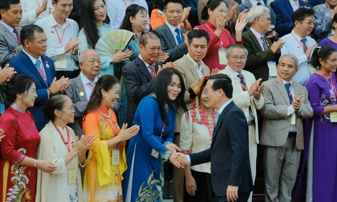 President Vo Van Thuong congratulated the 102 honored artisans participating in the Craft Village Festival events. Photo: Bao Thang.