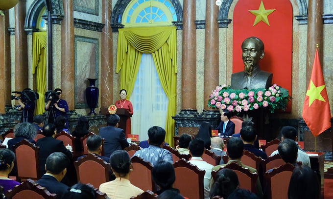 The President listened attentively to the thoughts and aspirations of the artisans. Photo: Bao Thang.