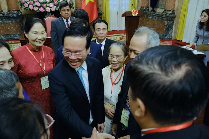 The President showed keen interest in and encouraged senior artisans at the Presidential Palace. Photo: Bao Thang.