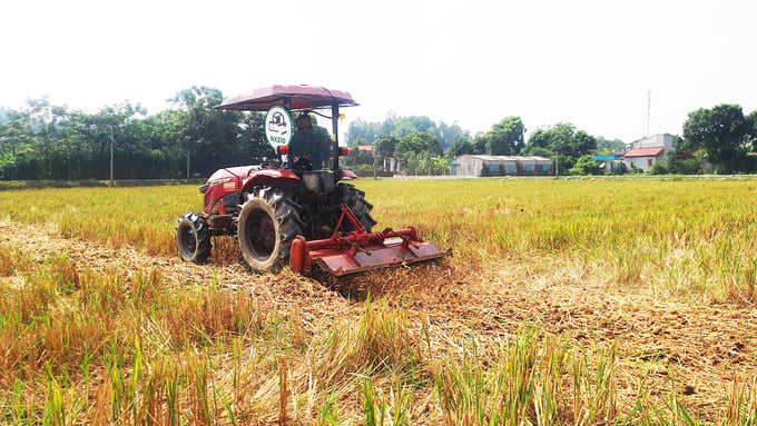 Chiếc máy cày không cần người lái vẫn hoạt động rất chính xác, hiệu quả. Ảnh: Kiên Trung.