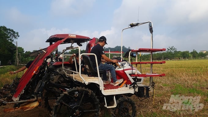 z4863103267951_ea663fcf0e538bd19b105c78a260bf9b-110231_406-110232.jpg Nhân viên Công ty Đại Thành lắp đặt thiết bị dẫn đường NX510 cho 2 chiếc máy cày, máy cấy của gia đình anh Sơn tại thôn Thanh Nê, xã Yên Lợi. Ảnh: Kiên Trung.