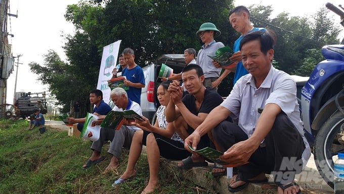 z4863154213139_5709b4d776121425cc421289dc78672d-110749_20-110749.jpg Người dân thôn Thanh Nê xem buổi trình diễn máy cày tự động. Ảnh: Kiên Trung.
