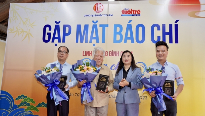 a5-182846_230.jpg Phó Chủ tịch UBND quận Bắc Từ Liêm – bà Lê Thị Thu Hương tặng hoa cho các đơn vị, cá nhân đồng tổ chức.