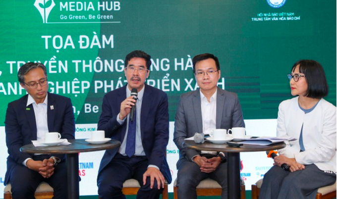 Ông Nguyễn Quốc Khánh, Giám đốc điều hành Nghiên cứu và Phát triển Vinamilk (thứ 2 từ trái qua) chia sẻ tại Tọa đàm.