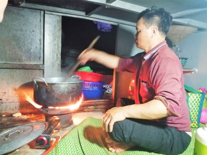 mot-buoi-theo-chan-doi-tau-khai-thac-ngao-112645_492.jpg Tổ hậu cần chuyển bị bữa sáng cho đội khai thác ngao ngay trên tàu. Ảnh: Trung Quân.