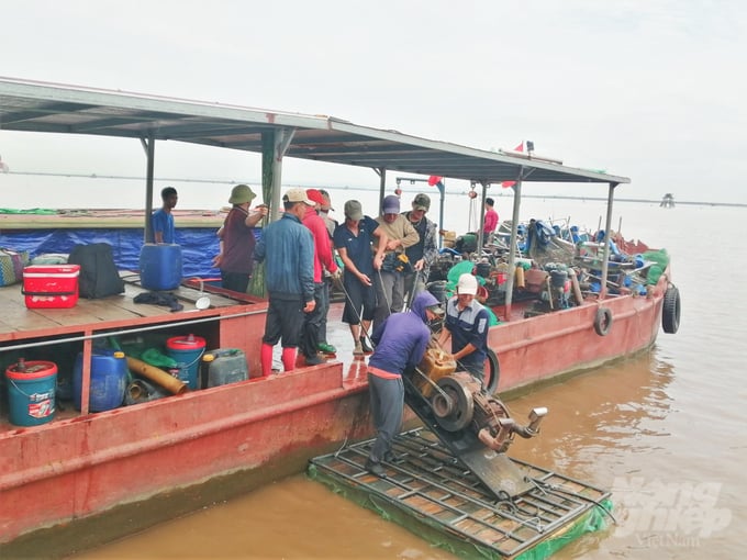 mot-buoi-theo-chan-doi-tau-khai-thac-ngao-113027_962-113027.jpg Các thành viên trong đội đưa máy sục xuống bè xốp nhỏ, di chuyển ra khu vực khai thác ngao. Ảnh: Trung Quân.