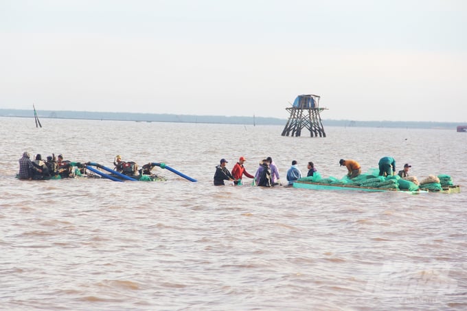 mot-buoi-theo-chan-doi-tau-khai-thac-ngao-113307_365-113308.jpg Máy bơm nước sục ngao giúp việc khai thác trở nên thuận lợi hơn. Ảnh: Trung Quân.