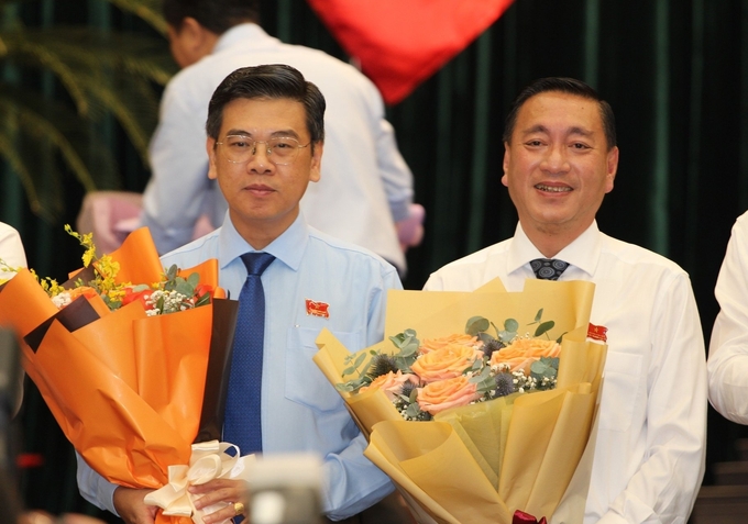 Ông Phạm Thành Kiên (áo trắng), Bí thư Quận ủy quận 3 được bầu làm Phó Chủ tịch HĐND TP.HCM. Ảnh: Thành Nhân.
