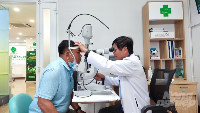 BS. CKII Trần Văn Kết thăm khám cho bệnh nhân trước phẫu thuật. Ảnh: Lê Hoàng Vũ.