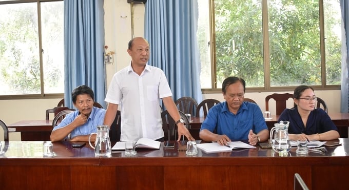 Mr. Nguyen Van Vu (standing), Chairman of the Board of Directors of Dong Duong Coconut Joint Stock Company, reporting to the leaders of Ben Tre province on the project in collaboration with Japanese partners to research and produce bio-jet fuel from coconut oil. Photo: Minh Dam.