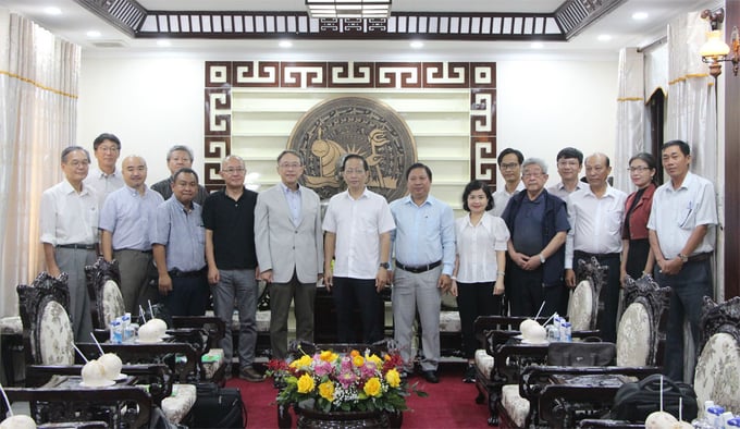 Leaders of Ben Tre province taking a commemorative photo with experts from Osaka Metropolitan University in Japan during the survey on the local development of coconut material areas. Photo: Phuong Thao.