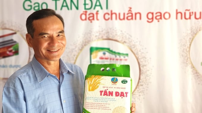 HTX Sản xuất - Dịch vụ nông nghiệp Tấn Đạt đã xây dựng được vùng nguyên liệu 100ha trồng lúa hữu cơ theo các tiêu chuẩn quốc tế. Ảnh: Kim Anh.