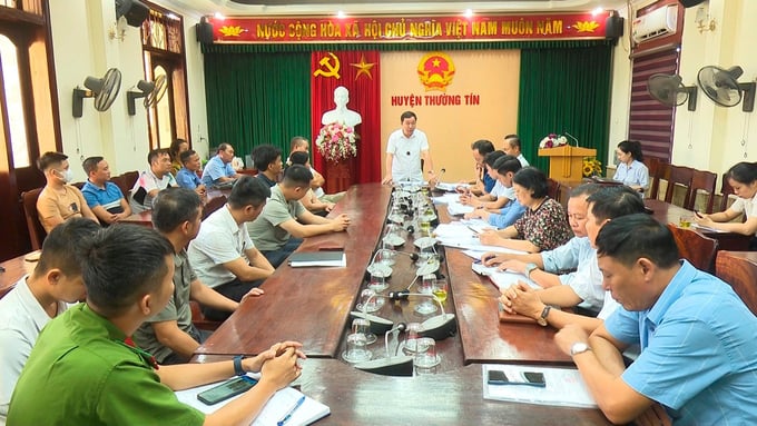 Phó Chủ tịch Thường trực UBND huyện Thường Tín Phan Thanh Tùng chủ trì họp triển khai các dự án tái định cư liên quan dự án Vành đai 4 - Vùng Thủ đô. Ảnh: Đỗ Minh.