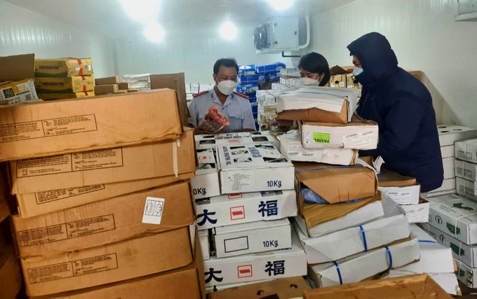 Chi cục Quản lý chất lượng Nông lâm sản và Thủy sản Khánh Hòa thanh tra cơ sở sản xuất, kinh doanh kinh doanh thực phẩm nông, lâm, thủy sản. Ảnh: ĐB.