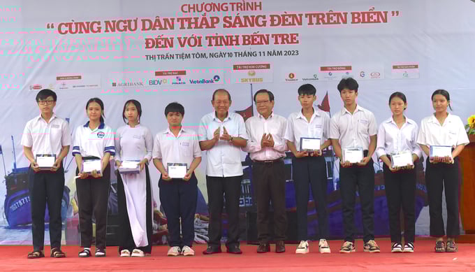 Tặng học bổng cho con em ngư dân có hoàn cảnh khó khăn. Ảnh: Minh Đảm.