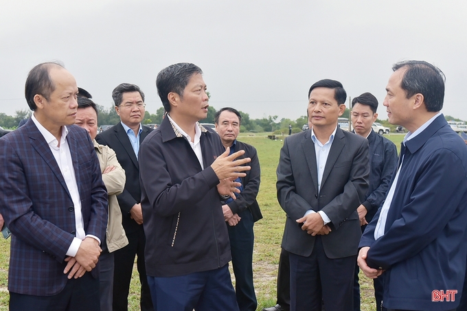 doan-kiem-tra-thuc-te-174014_947.jpg Đoàn công tác khảo sát thực tế và đề nghị Hà Tĩnh tập trung đầu tư phát triển Khu kinh tế Vũng Áng và các khu, cụm công nghiệp ven biển. Ảnh: Báo Hà Tĩnh.