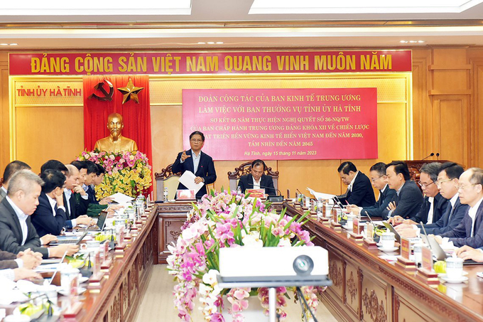 toan-canh-buoi-lam-viec-173642_765.jpg Trưởng Ban Kinh tế Trung ương đánh giá cao những kết quả tích cực mà tỉnh Hà Tĩnh đã đạt được về chiến lược biển trong đó nuôi trồng và khai thác thủy, hải sản đã đạt được kết quả tích cực. Ảnh: Thành Trung