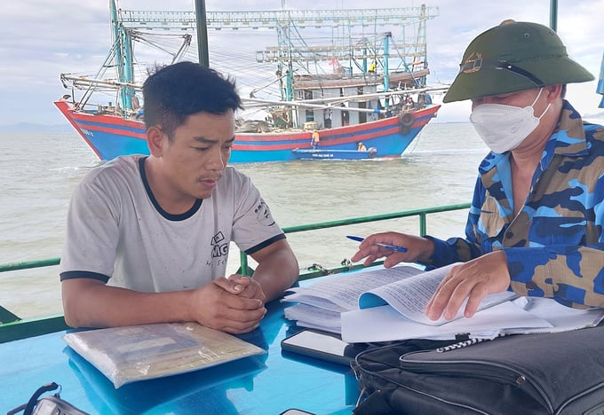 Công tác tuyên truyền phát huy hiệu quả giúp ngư dân hiểu rõ quy định pháp luật, qua đó nâng cao rõ rệt ý thức trách nhiệm chung. Ảnh: Việt Khánh.