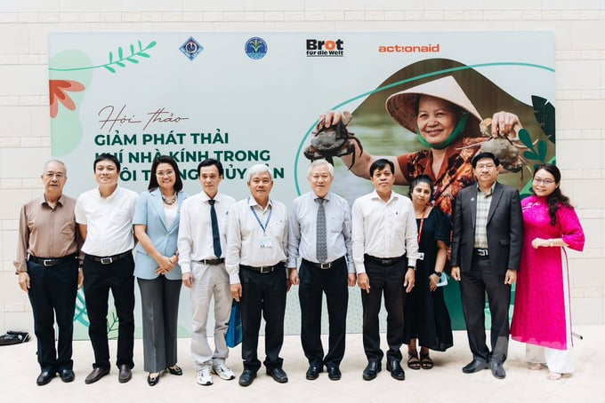 hinh-mau-giam-phat-thai-trong-nuoi-tom-175056_158-175057.jpg Đại diện Ban tổ chức sự kiện chụp ảnh lưu niệm. Ảnh: ActionAid Quốc tế tại Việt Nam.