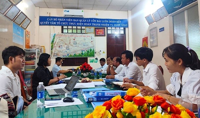 The functional sector worked with the Bai Islet Management Board on the ASC-certified clam farming area. Photo: Minh Dam.