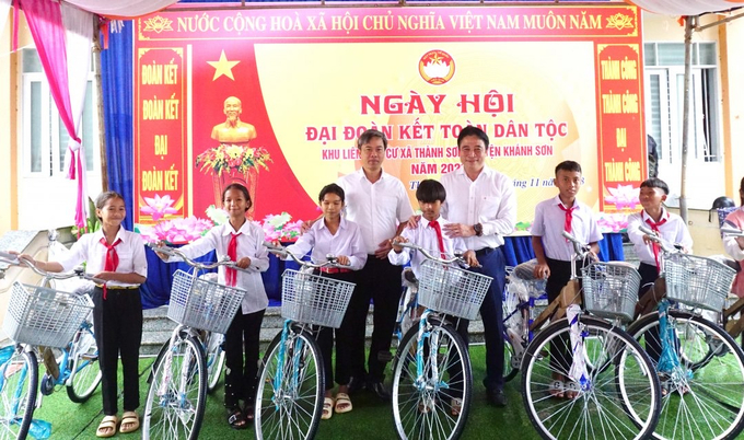 agribank-khanh-hoa-2-153404_32.jpg Ông Nguyễn Khắc Toàn, Phó Bí thư Thường trực Tỉnh ủy, Chủ tịch HĐND tỉnh Khánh Hòa (phải) và ông Lê Anh Tuấn, Giám đốc Agribank Khánh Hòa, trao tặng xe đạp cho các em học sinh nghèo vượt khó. Ảnh: PN.