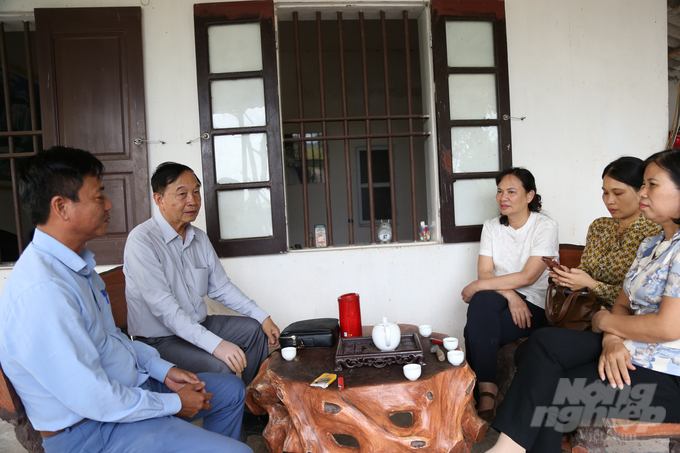 img_3401-135405_157-135406.jpg Ông Phạm Văn Hiền (bìa trái) hào hứng kể về giống lúa nếp Cô Tiên. Ảnh: Lâm Hùng.