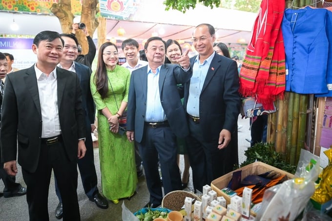 bo-truong-le-minh-hoan-khong-the-mac-dinh-cu-mien-nui-la-ngheo-111750_482.jpg Bộ trưởng Lê Minh Hoan cùng các đại biểu tham quan các gian hàng trưng bày của tỉnh Nghệ An. Ảnh: Tùng Đinh.
