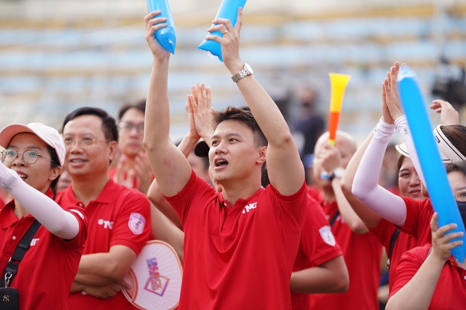 345-163838_332.jpg Gương mặt tràn đầy tình yêu, sự say mê, nhiệt huyết của người TNG khi cùng nhau hát vang bài ca văn hóa. Những trái tim rực lửa đam mê đã cùng nhau cháy hết mình và nâng cấp mã gene văn hóa thành công trong Ngày hội Truyền thống TNGMei 2023.