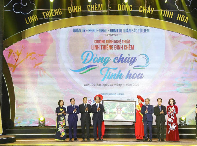 linh-thieng-dinh-chem-1-164153_295.jpg Lãnh đạo UBND TP. Hà Nội tặng quà lưu niệm cho quận Bắc Từ Liêm. Ảnh: Trần Thảo.