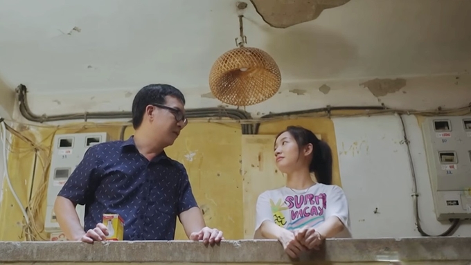 phim-chung-ta-cua-8-nam-sau-tap-7-vtv3-2-183033_472.jpg Ông Lực nói chuyện với Dương về việc từ chối nhận căn chung cư được tặng. Ảnh CMH