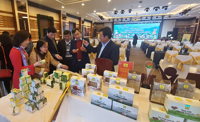 1-074013_155.jpg Sản phẩm thực hiện truy xuất nguồn gốc của huyện Bố Trạch được giới thiệu để mở rộng thị trường. Ảnh: T.Phùng